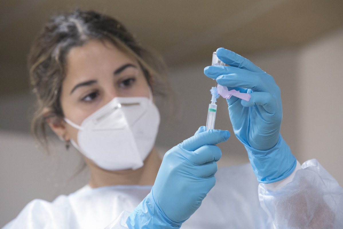 Nerea Bernat, infermera d'Atenció Primària de l'àrea sanitària V, prepara la segona dosi de la vacuna Pfizer-BioNTech contra el coronavirus