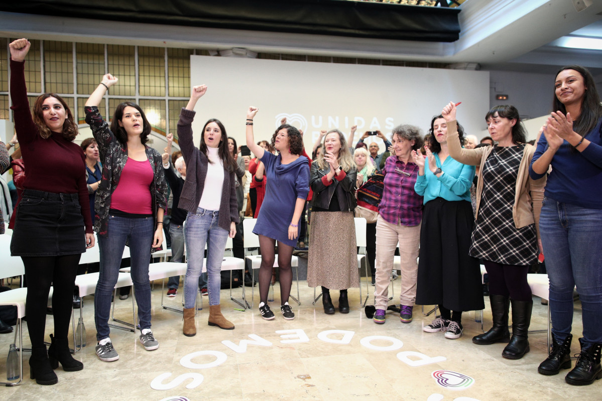 La fins ara dirigent d'Podem a la Comunitat de Madrid, Dina Bousselham; al costat d'altres dirigents d'el partit com la número dos i ministra d'Igualtat, Irene Montero, o la portaveu a la Comunitat, Isa Serra