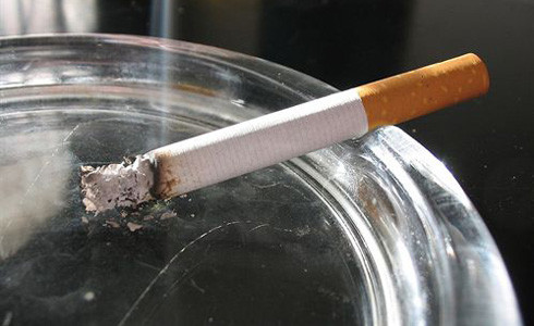 Cigarreta a cenicero9