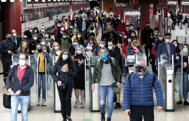 Usuarios de cercanías caminan por las instalaciones de la estación de Renfe de Getafe, Madrid (España)