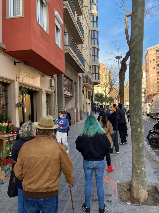 Colas en oficinas de Correos durante el periodo de voto por correo de las elecciones catalanas del 14 de febrero.