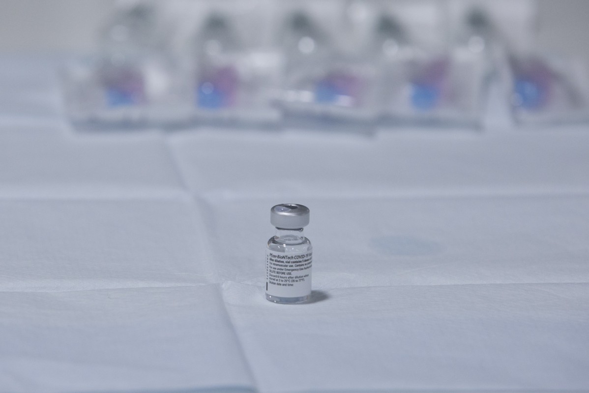 La segona dosi que l'equip de vacunació de l'àrea sanitària V prepara de la vacuna Pfizer-BioNTech contra el coronavirus al Centre Polivalent de Recursos Residència Mixta de Gijón, Principat d'Astúries (Espanya), a 18 de gener de 2021.