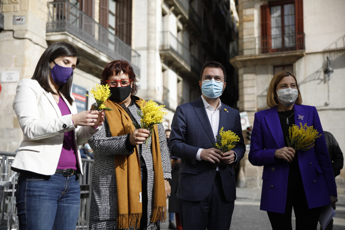 (I-D) La secretària general adjunta d'ERC, Marta Vilalta; l'exconsellera Dolors Bassa; el vicepresident de la Generalitat i candidat d'ERC, Pere Aragonès, i l'expresidenta de Parlament Carme Forcadell, en un acte de campanya.