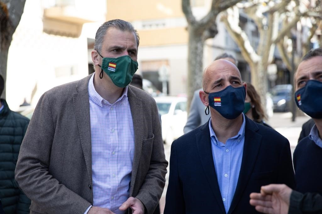 El diputat de Vox al Congrés Javier Ortega Smith i el candidat de Vox a Lleida, Toni López, l'dissabte 30 de gener de 2021 a Balaguer (Lleida).