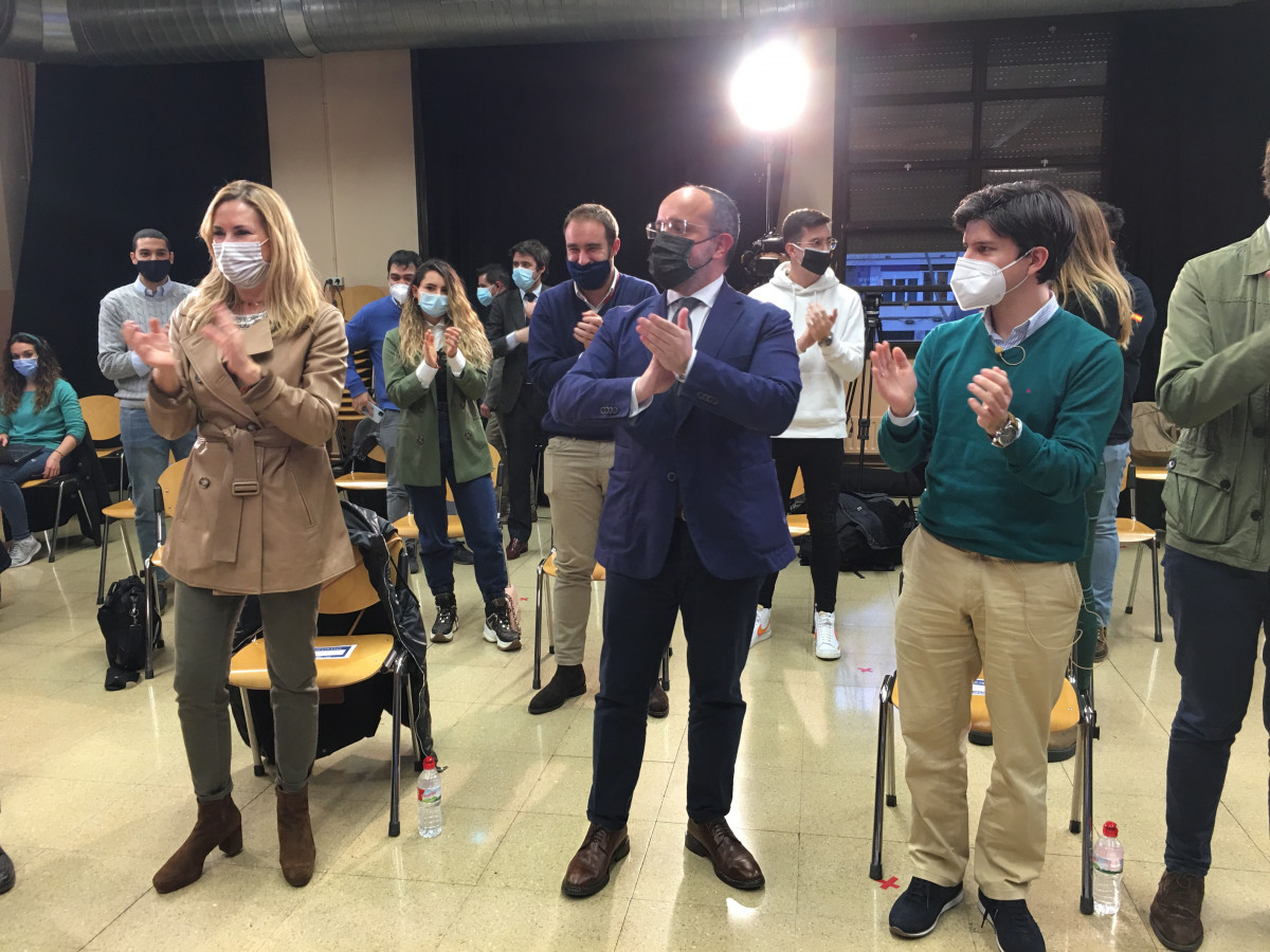 La vicesecretària d'organització de l'PP, Ana Beltrán, el candidat per al 14F, Alejandro Fernández, i el president de Noves Generacions, Diego Gago, en un acte de campanya a Barcelona