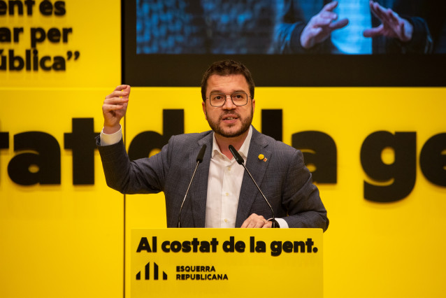 El vicepresidente de la Generalitat en funciones y candidato de ERC a la Presidencia, Pere Aragonès, en un mitin de campaña en Badalona.