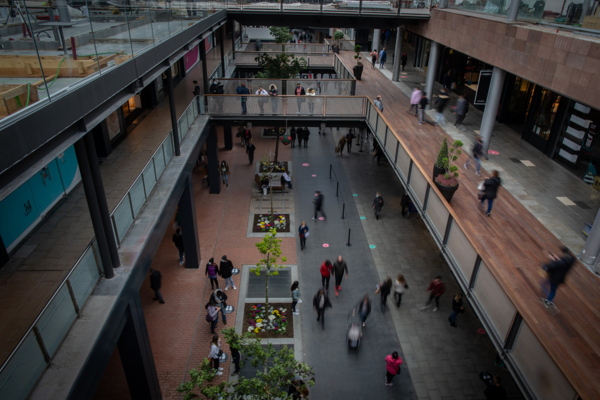 Diverses persones fan compres al centre comercial La Maquinista, a Barcelona (Espanya)