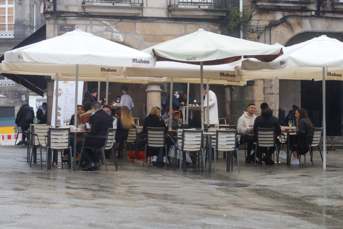 Diverses persones a la terrassa d'un bar (Arxiu)