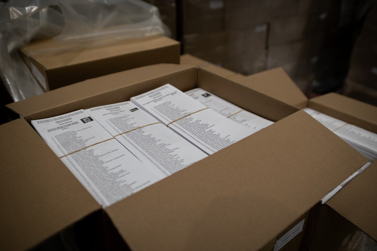 Material electoral per als pròxims comicis de Catalunya en un magatzem de l'Ajuntament de Barcelona, a Barcelona, Catalunya (Espanya), a 3 de febrer de 2021. Per poder votar