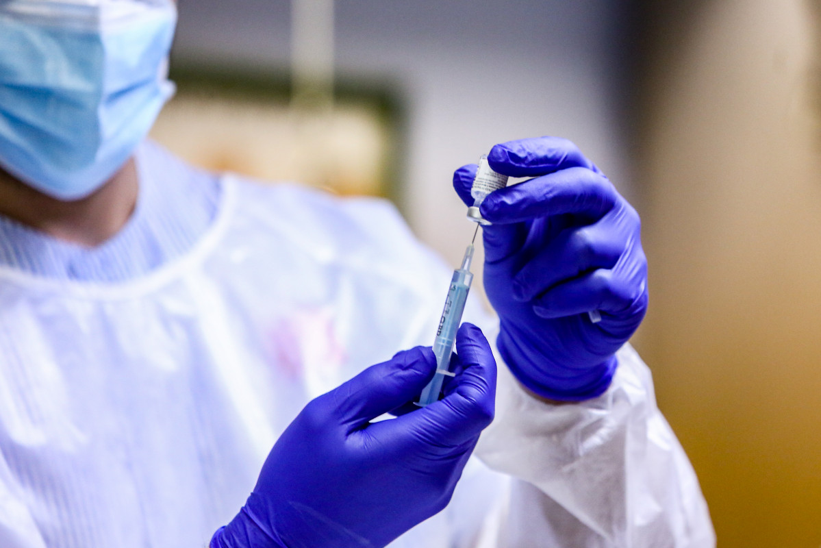 Un sanitari injecta la vacuna contra la Covid-19