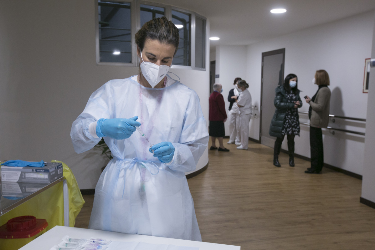 Una infermera d'Atenció Primària de l'àrea sanitària V, Lara Menéndez prepara la segona dosi de la vacuna Pfizer-BioNTech contra el coronavirus al Centre Polivalent de Recursos Residència Mixta de Gijón, el mateix en què es va iniciar la vacunació i
