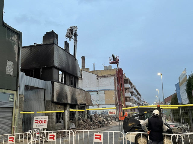 La nave incendiada en Badalona (Barcelona), imagen de archivo del derribo.