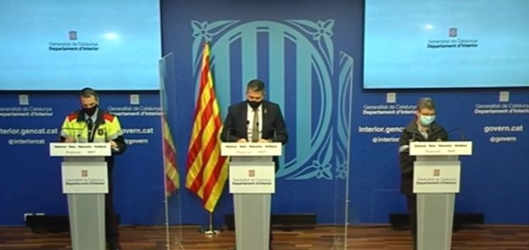 El comissari de Mossos Joan Carles Molinero; el conseller d'Interior de la Generalitat Miquel Sàmper i la subdirectora general de Protecció Civil Imma Solé. El 8 de febrer de 2021.