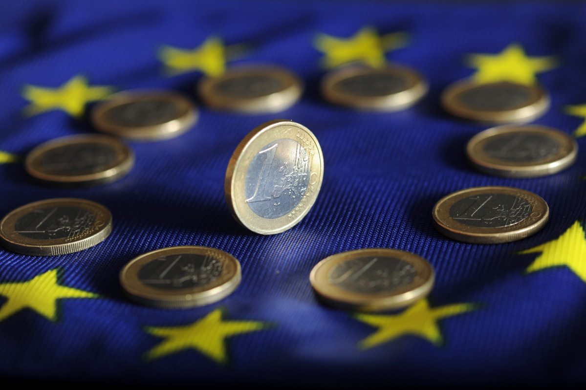 EuropaPress 3258007 filed 04 july 2011 baden Württemberg Karlsruhe euro coins lie on euro flag