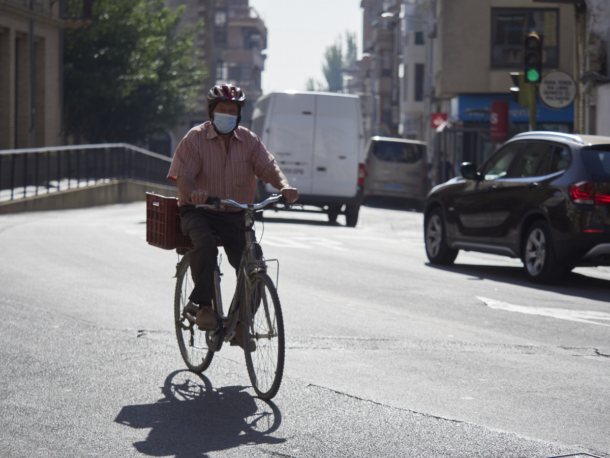 Un veí de la localitat de Peralta va en bicicleta per un carrer, a Peralta, Navarra (Espanya) a 23 de setembre de 2020.