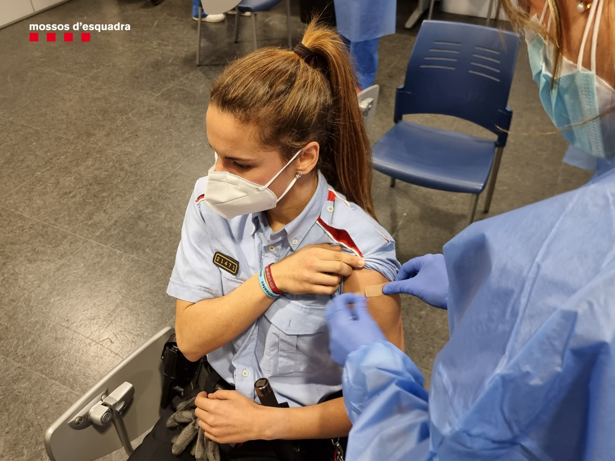 Una agent rep la vacuna contra la coronavirus a la primera jornada de vacunació a cossos d'emergències, que ha començat amb Mossos d'Esquadra i Policia Local de Lleida el 10 de feber de 2021.
