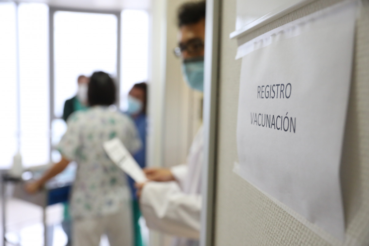 Treballadors sanitaris a la sala de registre de vacunació per injectar la vacuna de Pfizer-BioNTech contra la Covid-19 a sanitaris de l'Hospital Infanta Sofia de Sant Sebastià dels Reis, Madrid (Espanya), a 9 de febrer de 2021. Els sanitaris mengen