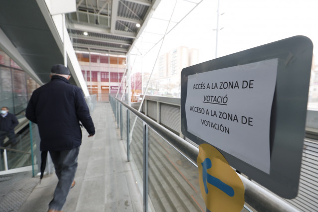 Colegio electoral en L'Hospitalet de Llobregat (Barcelona) durante las elecciones catalanas