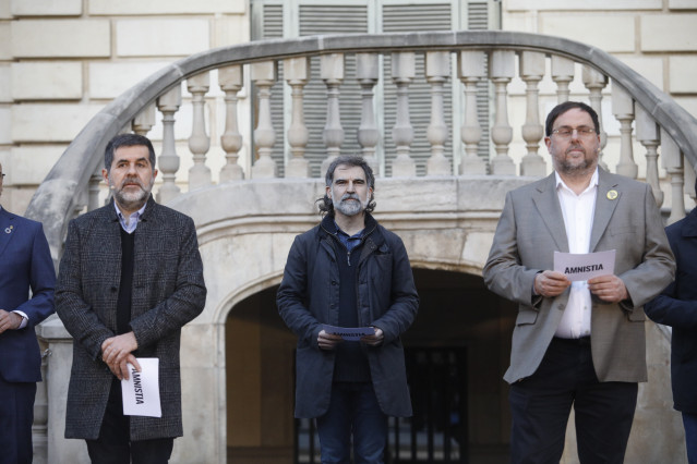 (I-D) El expresidente de la ANC y exdiputado de JxCat, Jordi Sànchez, el presidente de Òmnium Cultural, Jordi Cuixart y el líder de ERC y exvicepresidente del Govern, Oriol Junqueras, Barcelona, Catalunya (España), a 1 de febrero de 2021.