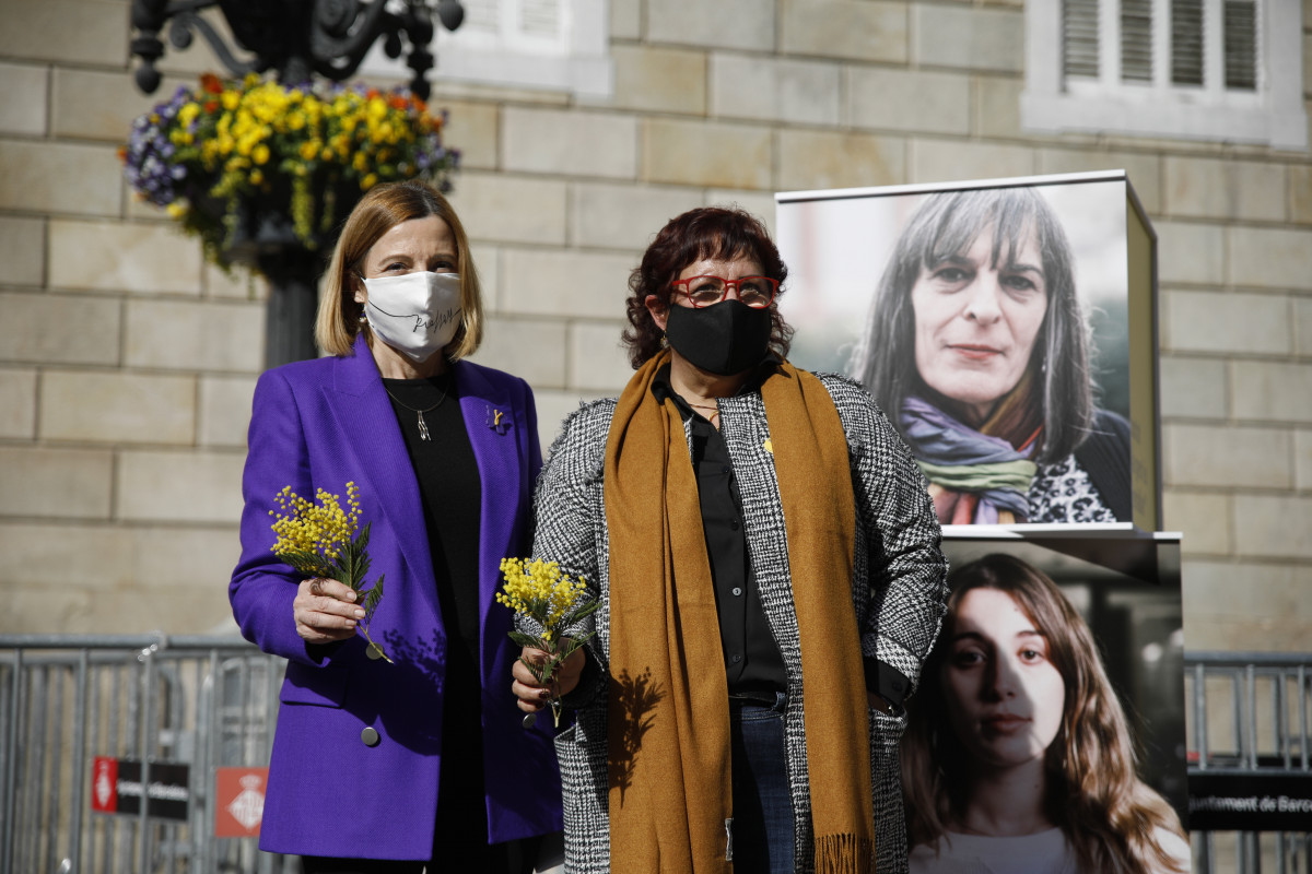 (E-D) L'expresidenta d'Parlament, Carme Forcadell, il 'exconsellera Dolors Bassa, durant un acte electoral sobre feminisme a la plaça Sant Jaume de Barcelona, Catalunya (Espanya), 3 de febrer de l'2021.