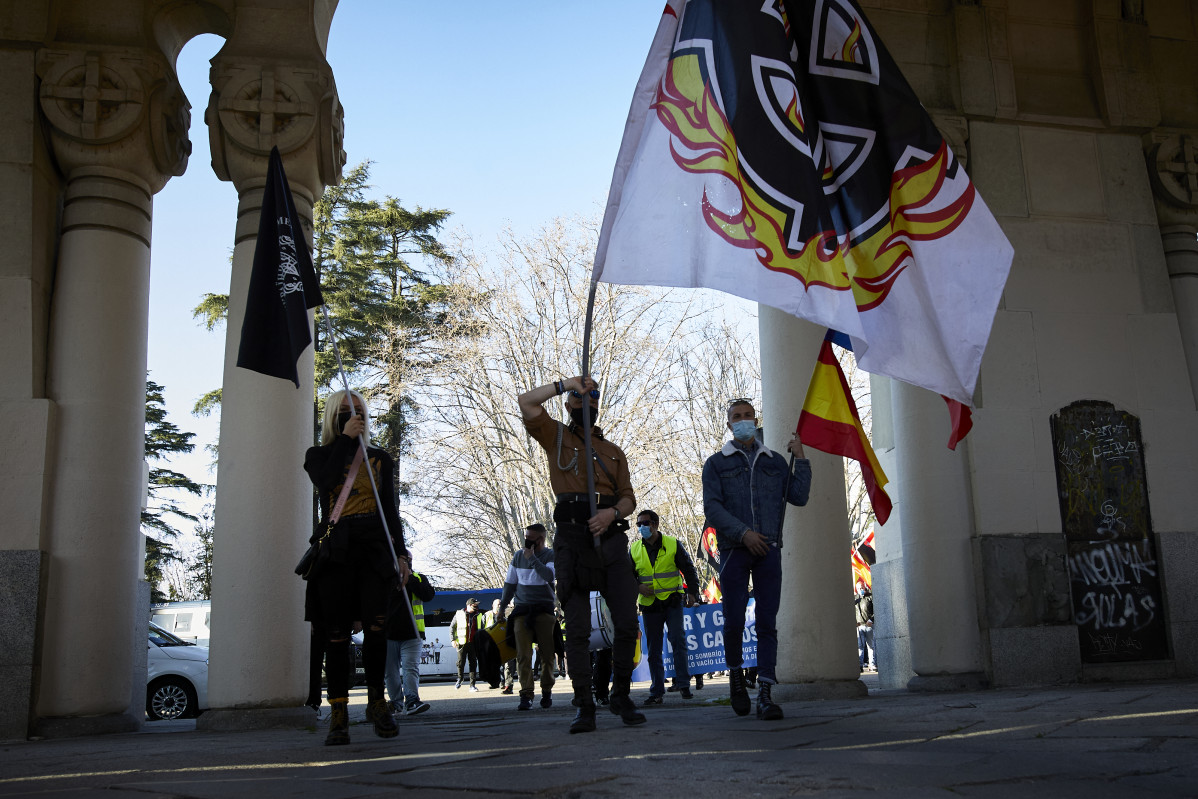 Diverses persones participen en una marxa neonazi a Madrid.