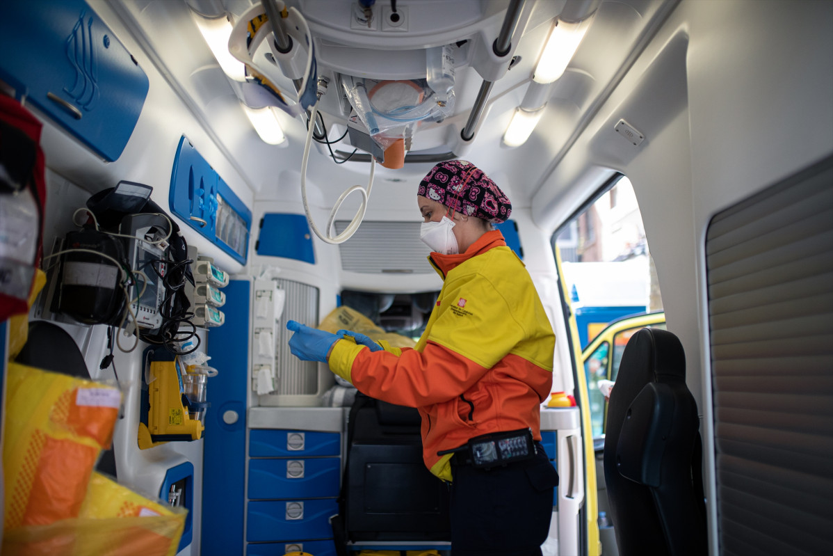 Una Tècnic de el Sistema d'Emergències Mèdiques (SEM) de la Generalitat de Catalunya en una ambulància durante 1 Servei i Neteja d'EPI, a Barcelona / Catalunya (Espanya) a 19 d'abril de 2020.