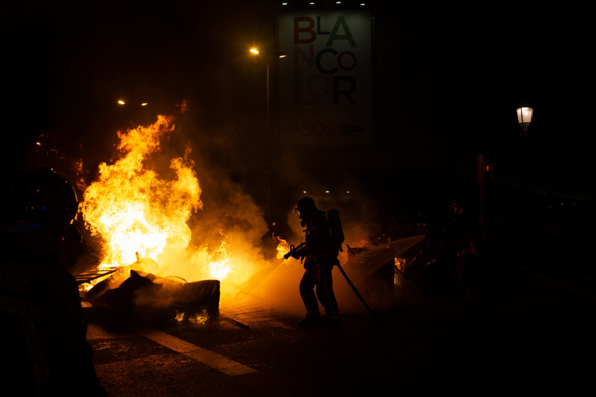 La segona nit de disturbis per Hasel a Catalunya deixa 33 detinguts i 12 ferits