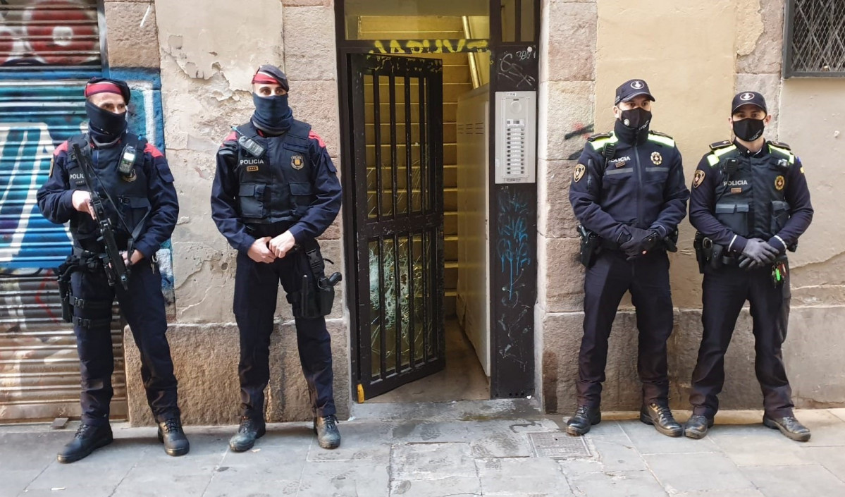 Desmantellat un punt de venda de droga al barri de Raval de Barcelona