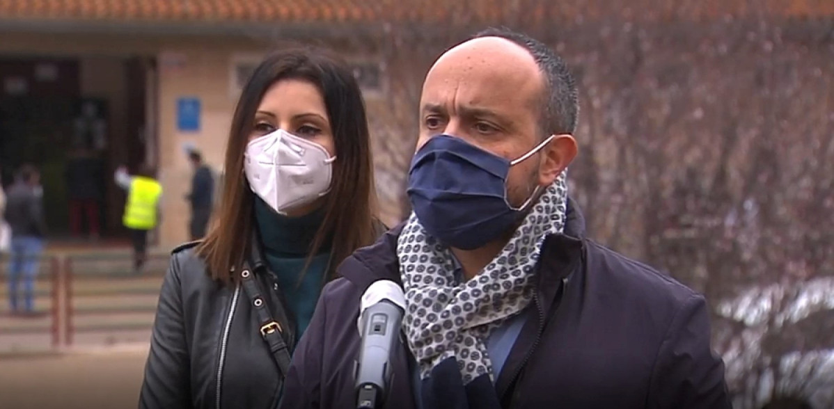 Declaracions de l'candidat Alejandro Fernández (PP) al costat del seu número 2, Lorena Roldán, després de votar ell a Tarragona