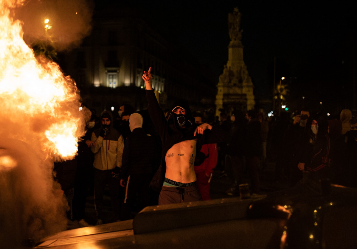 Barricades a la manifestació de Barcelona en soporte a l'raper Pablo Hasel
