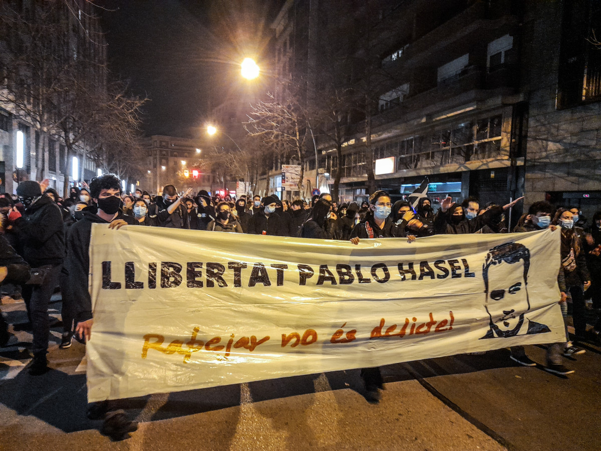 Diverses persones sostenen una pancarta on es llegeix