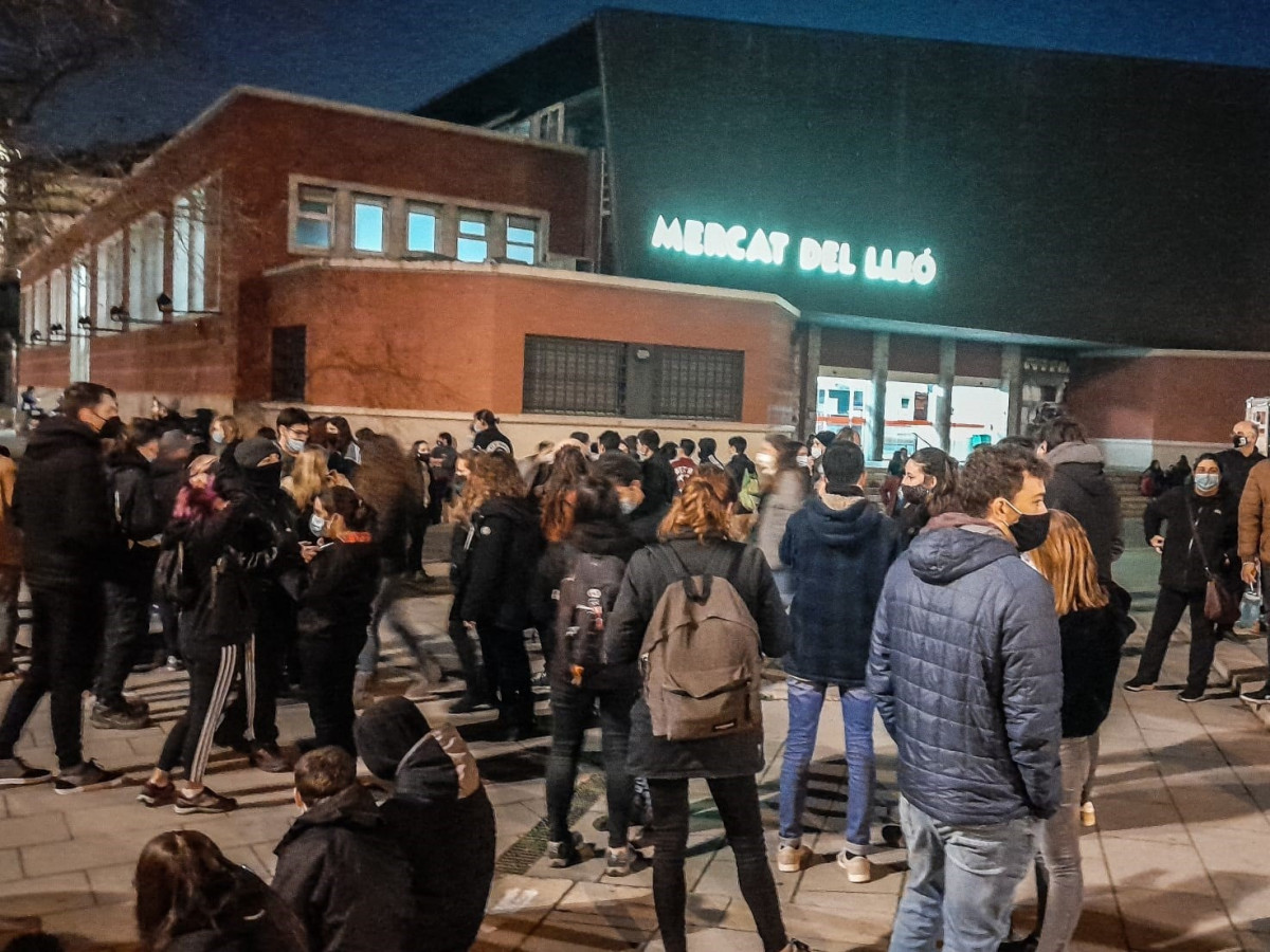 Unes 400 Persones És concentrin A Girona A Suport A l'Raper Pau Hasel Després de su Empresonament