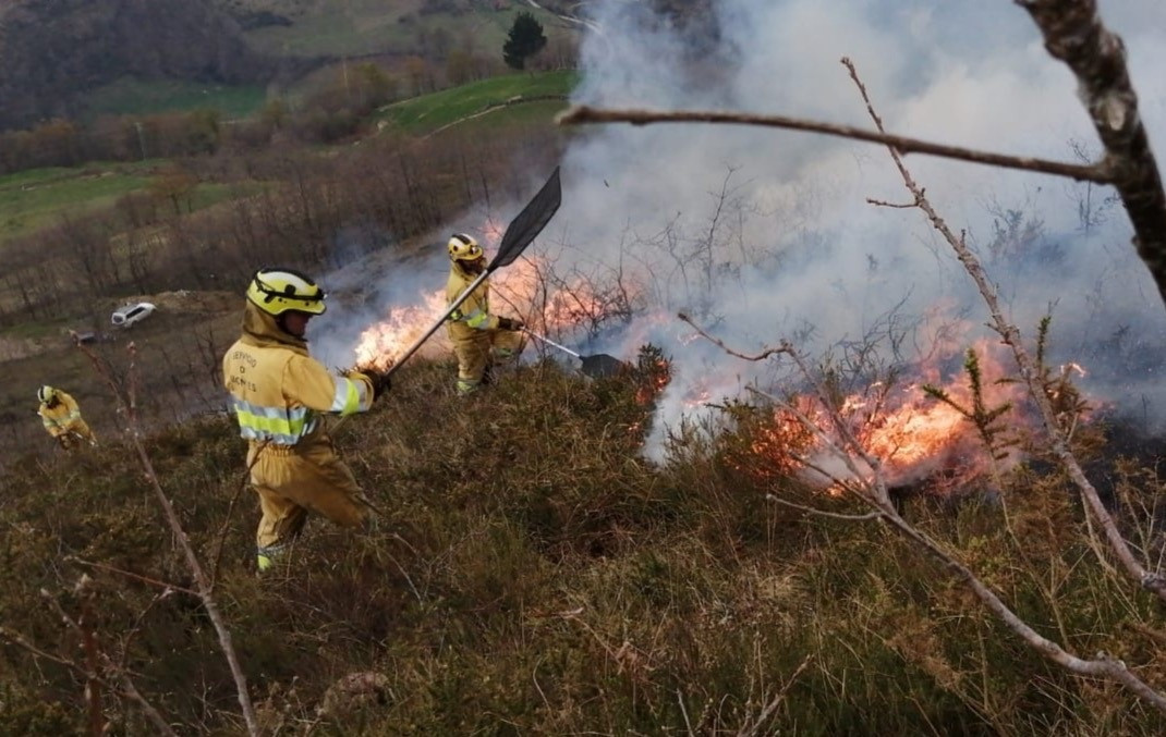 EuropaPress 2753517 extinció incendis forestals cantabria