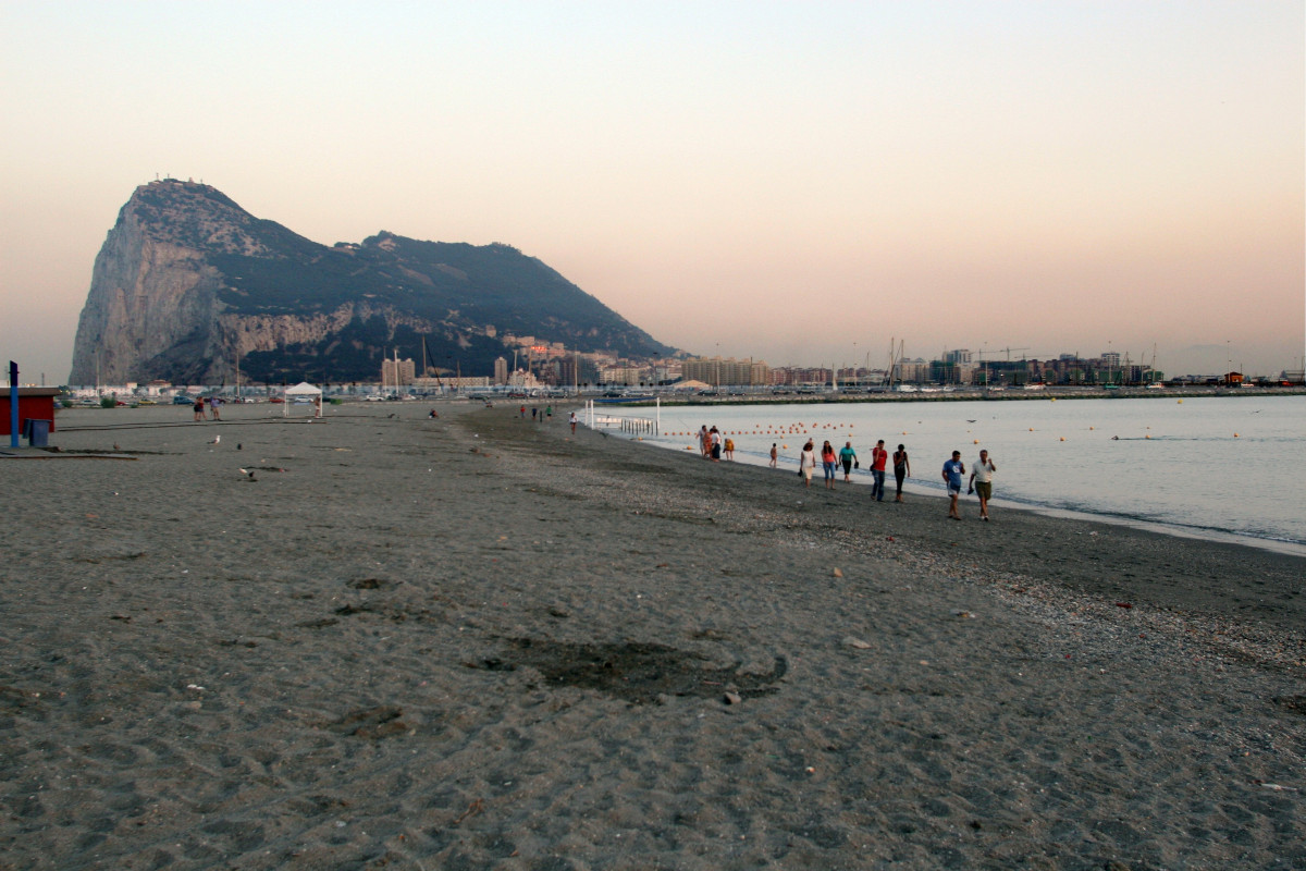 Arxiu - Platja Espanyola Des de La Que Es Veu El Penyal D'Gibraltar
