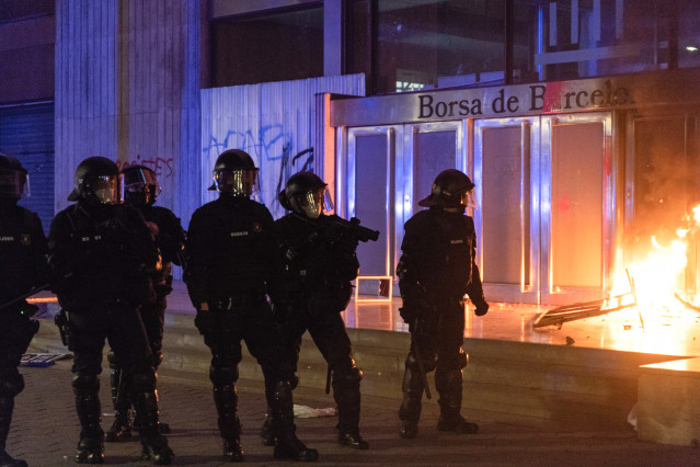 Mossos durante los disturbios en la manifestación de Barcelona en apoyo a Pablo Hasel