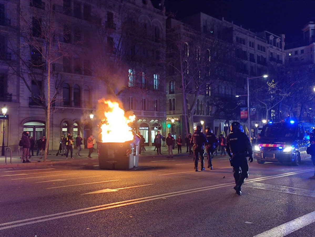 Cremen 1 contenidor al passeig de Gràcia de Barcelona durante la manifestació en soporte a Pablo Hasel