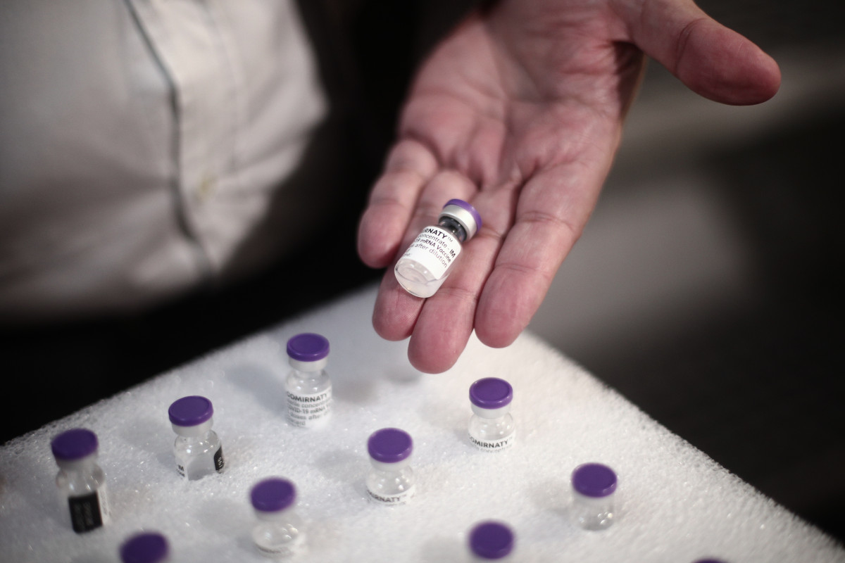 Un professional sanitari sosté una dosi de la vacuna contra la COVID-19 d'AstraZeneca en un Centre de Vacunació de la Comunitat de Madrid, a Madrid (Espanya), 19 de febrer de 2021.
