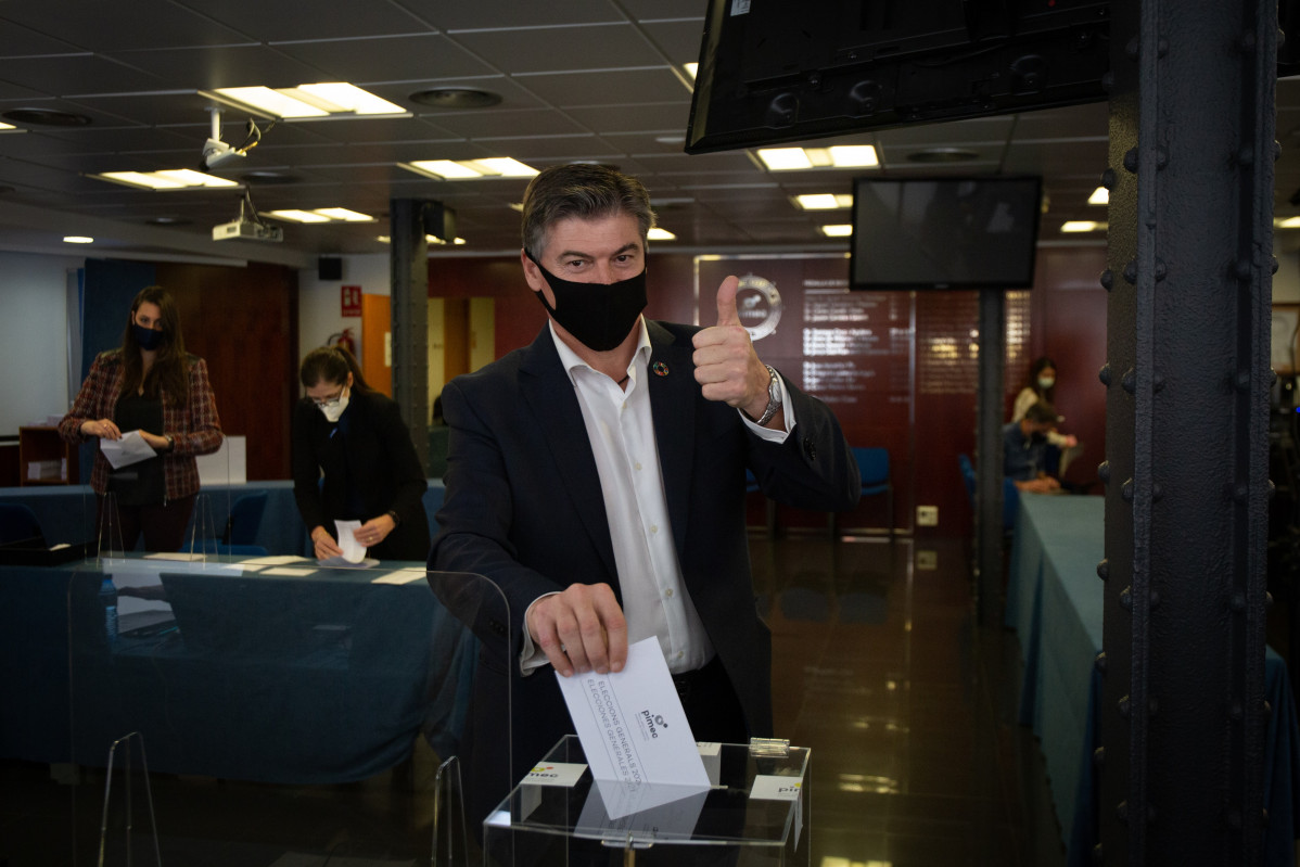 Antoni Cañete vota en una seu de Pimec col·lapsada pels socis que han anat a votar