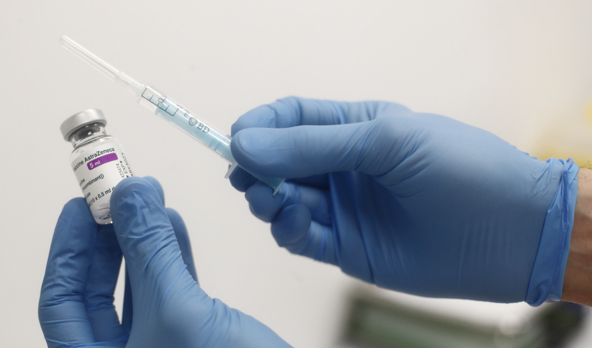 Una professional sanitària sosté una dosi de la vacuna contra la COVID-19 d'AstraZeneca en un Centre de Vacunació de la Comunitat de Madrid, a Madrid (Espanya), a 19 de febrer de 2021. La Cons