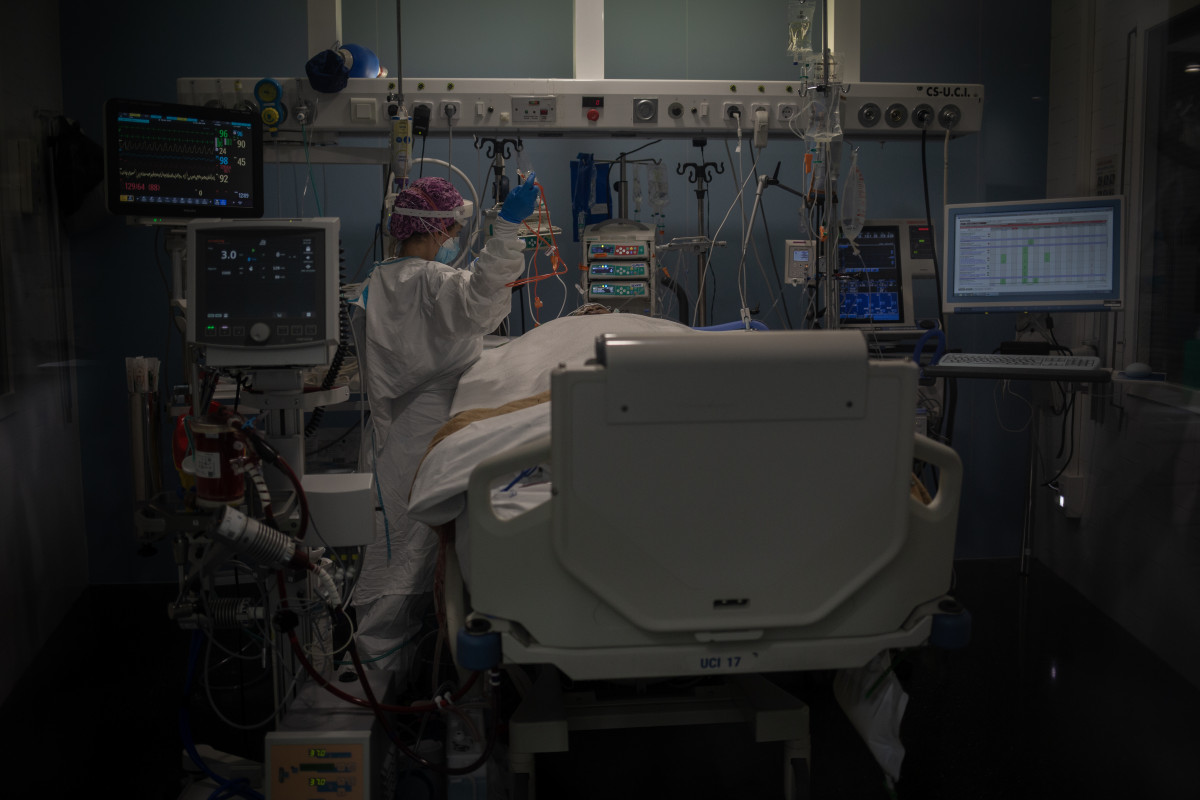 EuropaPress 3441491 treballadors sanitaris protegits atenen pacient unitat cures