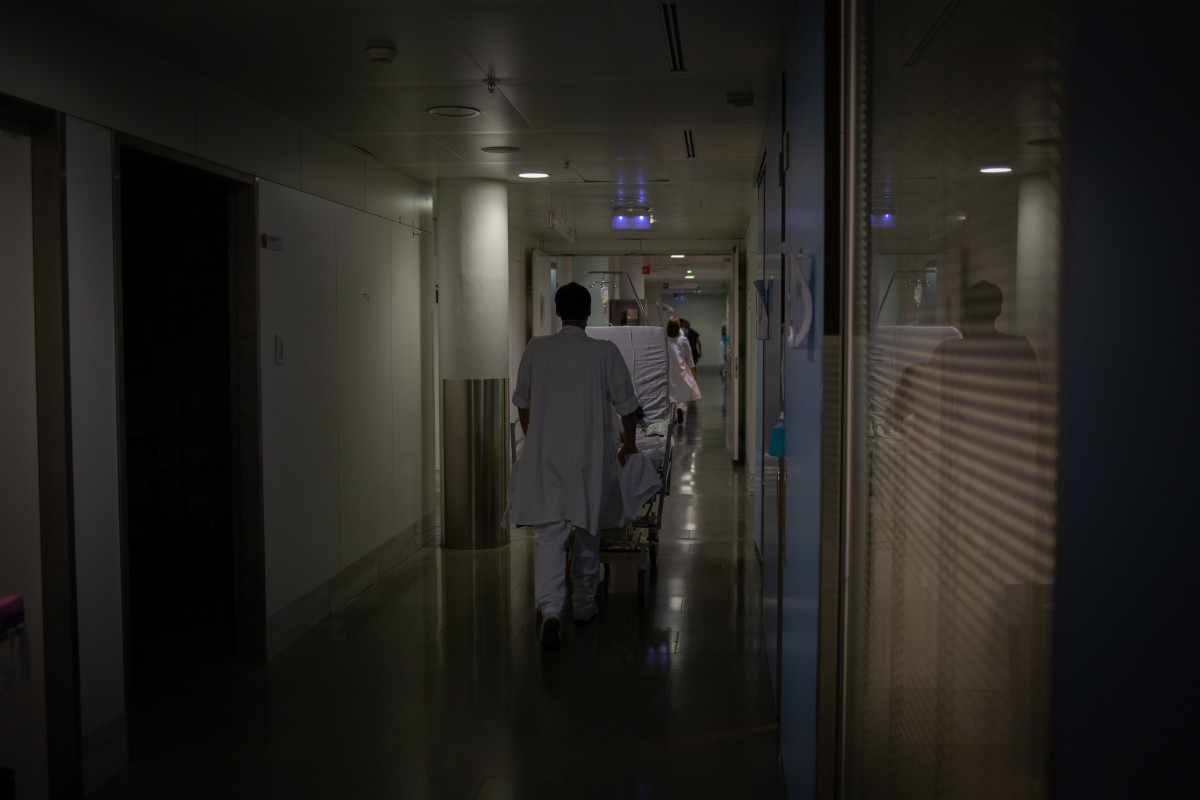 EuropaPress 3416570 professional sanitari trasllada llit mòbil unitat cures intensives uci