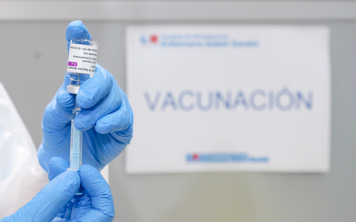 Un professional sanitari sosté un flascó amb la vacuna contra la COVID-19 d'AstraZeneca, a Madrid, Espanya.