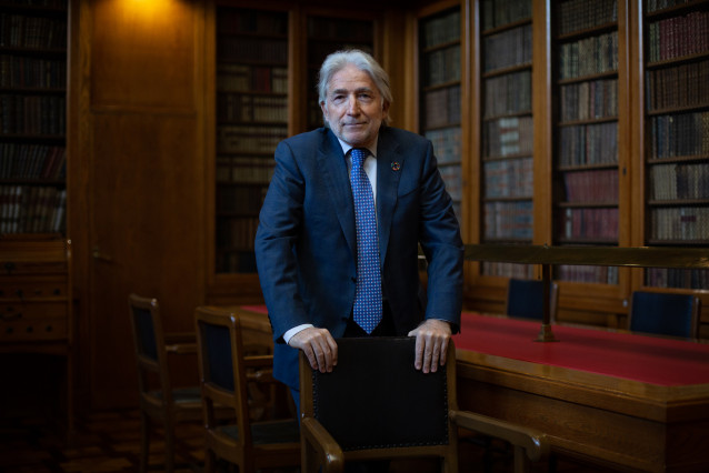 El presidente de Foment del Treball, Josep Sánchez Llibre, en la biblioteca de la sede de la patronal en Barcelona