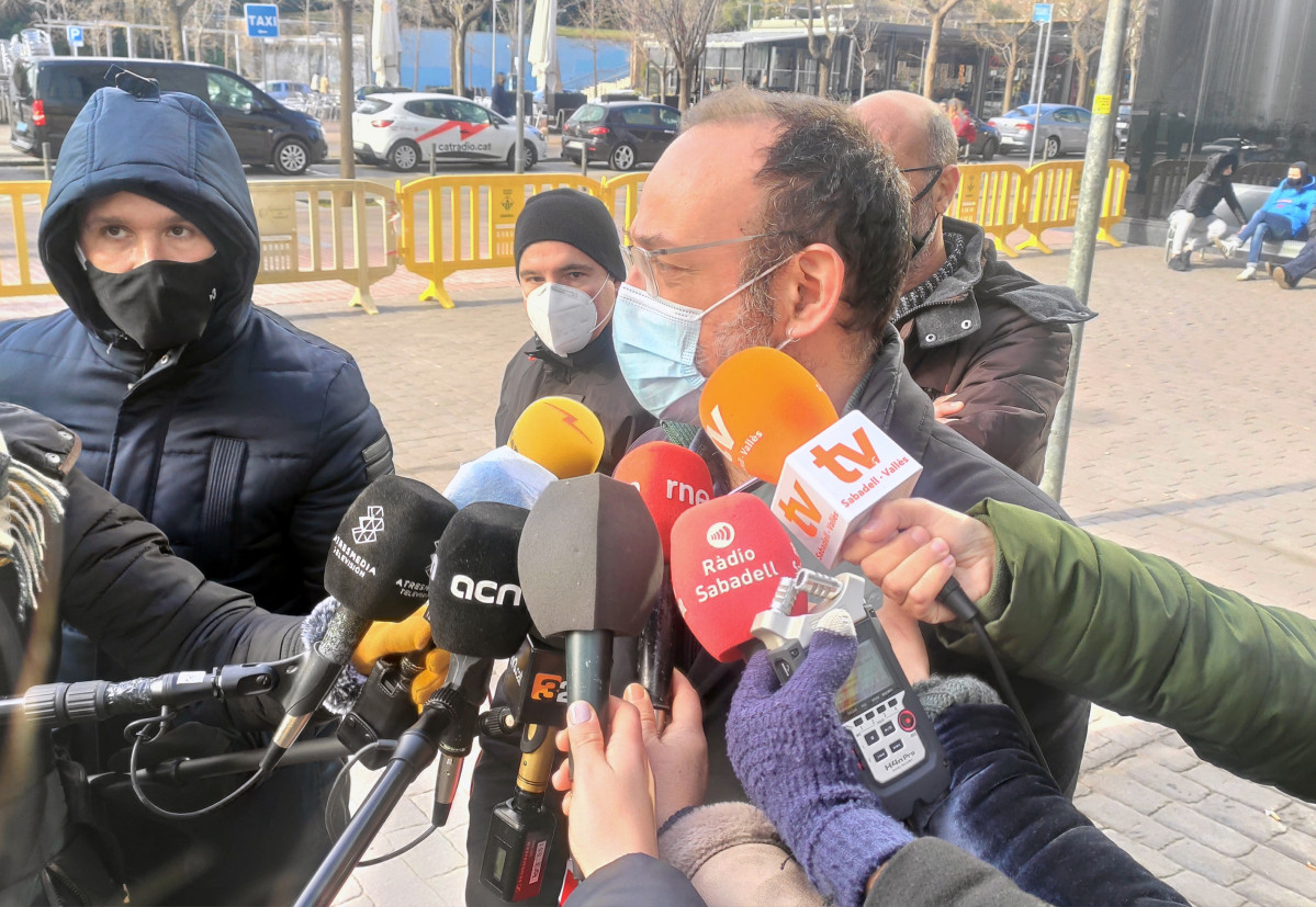 Arxiu - L'advocat de la família d'Helena Jubany, Benet Salellas, atenent els mitjans davant els jutjats de Sabadell (Barcelona), el 15 de gener de 2021.