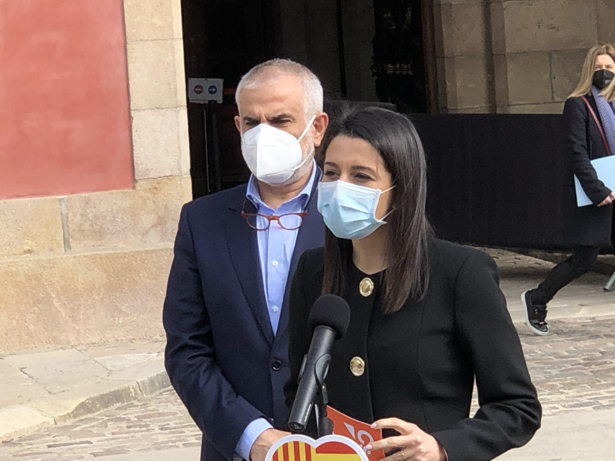 La presidenta de Cs, Inés Acostades, al costat de l'líder de Cs a Catalunya, Carlos Carrizosa, davant el Parlament de Catalunya el 26 de febrer de 2021.