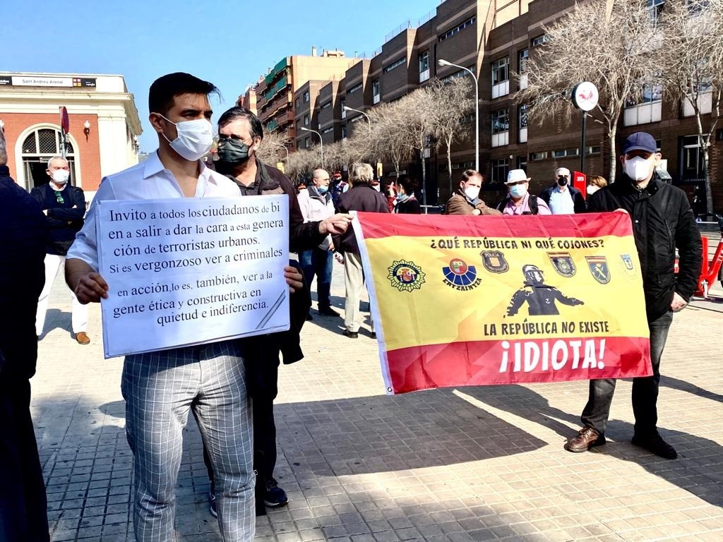 Unes cent persones és manifestin contra a els talls a l'Avinguda Meridiana (Barcelona) per l'1-O