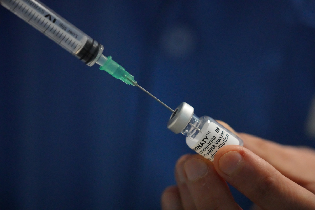 Un sanitari injecta la dosi de la vacuna contra la Covid-19