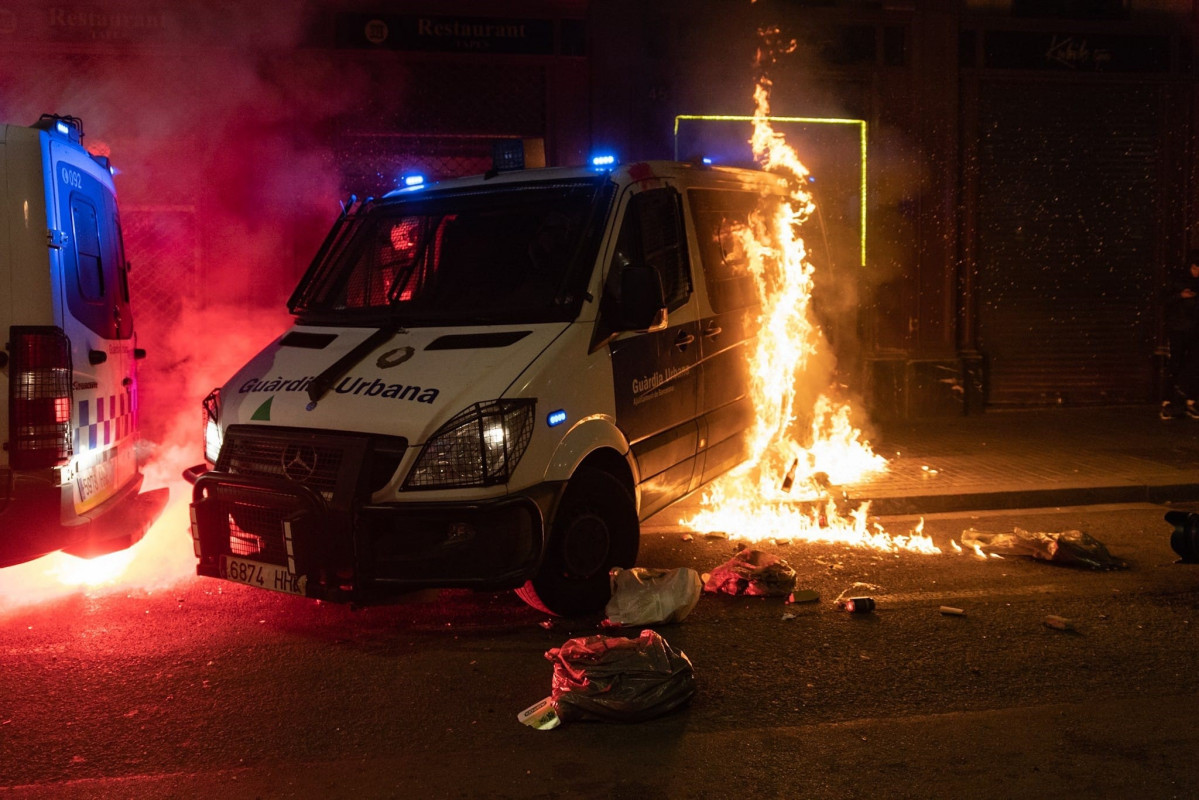 Cremen una furgoneta de la Guàrdia Urbana de Barcelona durant la manifestació de Barcelona en suport a Pablo Hasel