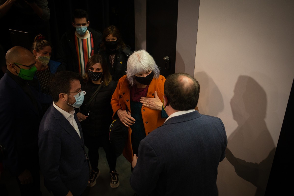 La candidata de la CUP a la Presidència de la Generalitat, Dolors Sabater (centre), saluda el líder d'ERC, Oriol Junqueras (d), i a el vicepresident de la Generalitat i candidat d'ERC a les eleccions catalanes, Pere Aragonès (i) .