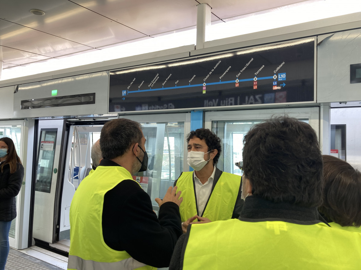 El conseller Damià Calvet durant la visita a les noves estacions d ela L10 de metro de Barcelona a la Zona Franca.